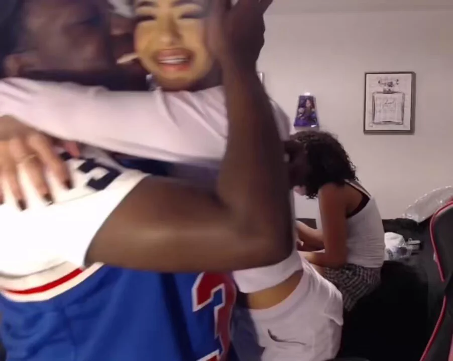 YoungDabo tried giving his girlfriend a kiss and she gave him the IShowspeed treatment whilst having a frightened look on her face and kept backing away from the kiss 😭😂😂 https://t.co/KJRwFhcx0X