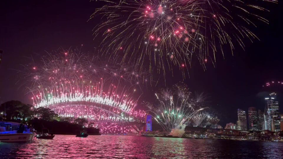 悉尼跨年焰火1我们开船去看的，位置很棒。2825，你好！ https://t.co/GpWzXs7r6t