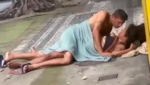 Una pareja fue sorprendida teniendo relaciones en plena calle en Boa Vista, Brasil 🇧🇷 y los vecinos le dieron paloterapia por cometer actos impúdicos en una vía muy concurrida con niños y familias. ¿Apoyas a los valientes que hicieron correr a la pareja de depravados? https://t.co/El26KQRiML