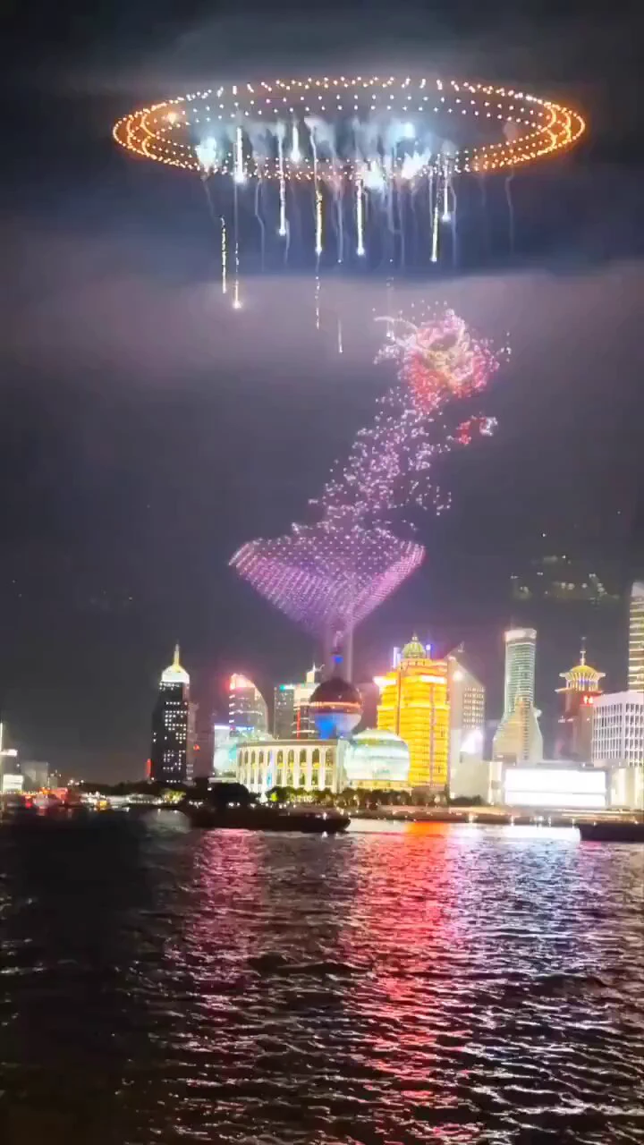 China 🇨🇳 rings in 2025 with spectacular dragon 🐲 drone shows. 😮 https://t.co/DqluZ8JAJr