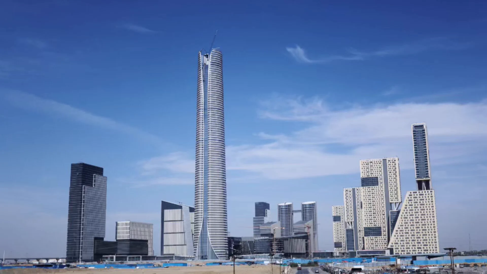 As the new year begins, the New Capital CBD project meets #AI fireworks, and the romantic vision of the city's future seems within reach. The 385.8-meter-high Iconic Tower glows brightly amid golden fireworks! 💐🎆 🤗#CSCEC #Egypt #firecracker #HappyNewYear #CBD https://t.co/ZBfA4ey8v8