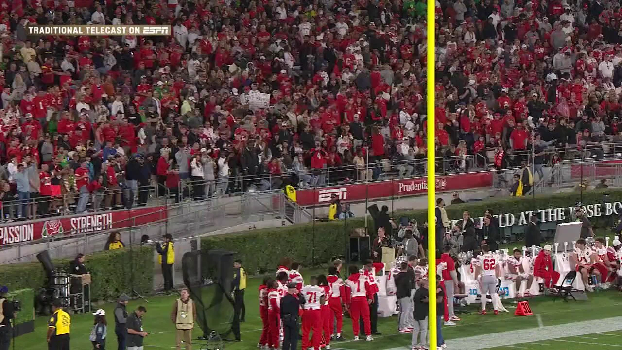 All these Ohio State fans wanted to do is say THANK YOU to @OfficialAJHawk #PMSCFPESPN2 https://t.co/Qe72r3ajkk
