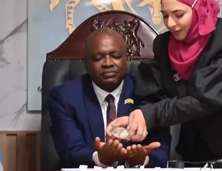 Botswana president reacts to world's second largest diamond. https://t.co/kFALMlH1QH