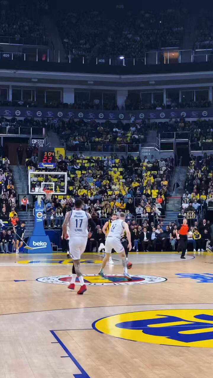 TARIK! TARIK! TARIK!#YellowLegacy #EuroLeague https://t.co/qyt8hdpFRs