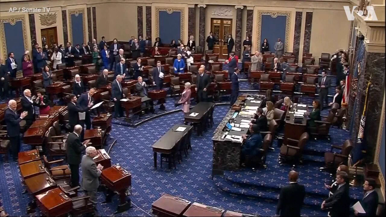 美国第119届国会1月3日宣誓就职。美国副总统卡玛拉·哈里斯当天在参议院议事大厅为新当选参议员主持了宣誓就职仪式。本届国会总共有12位新当选参议员，其中两人因前任辞职已经在去年年底完成宣誓。更多：https://t.co/ac771qDG6b https://t.co/IYcCGWB2fN
