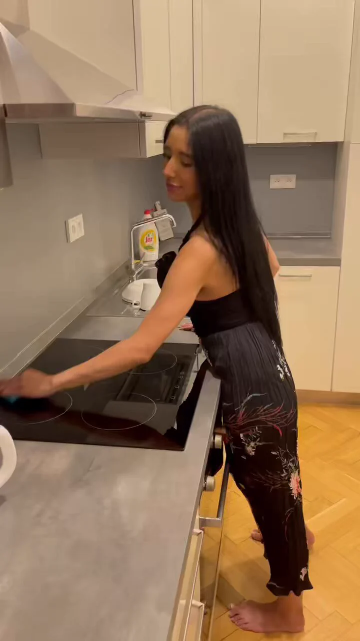 和混血妹Nicole的拍摄花絮，你喜欢哪个版本的Nicole，红衣飘飘版，还是仙女坐针版？还是休息时候认真听我讲解我的国旗纹身是中国国旗，越南国旗只有一个星的Nicole？还是拍完片拍个生活短剧的搞笑Nicole？麻烦转发@ToBulma @ToBulaer@KawasawaSen@BulmaList https://t.co/BIyFivI7Pj