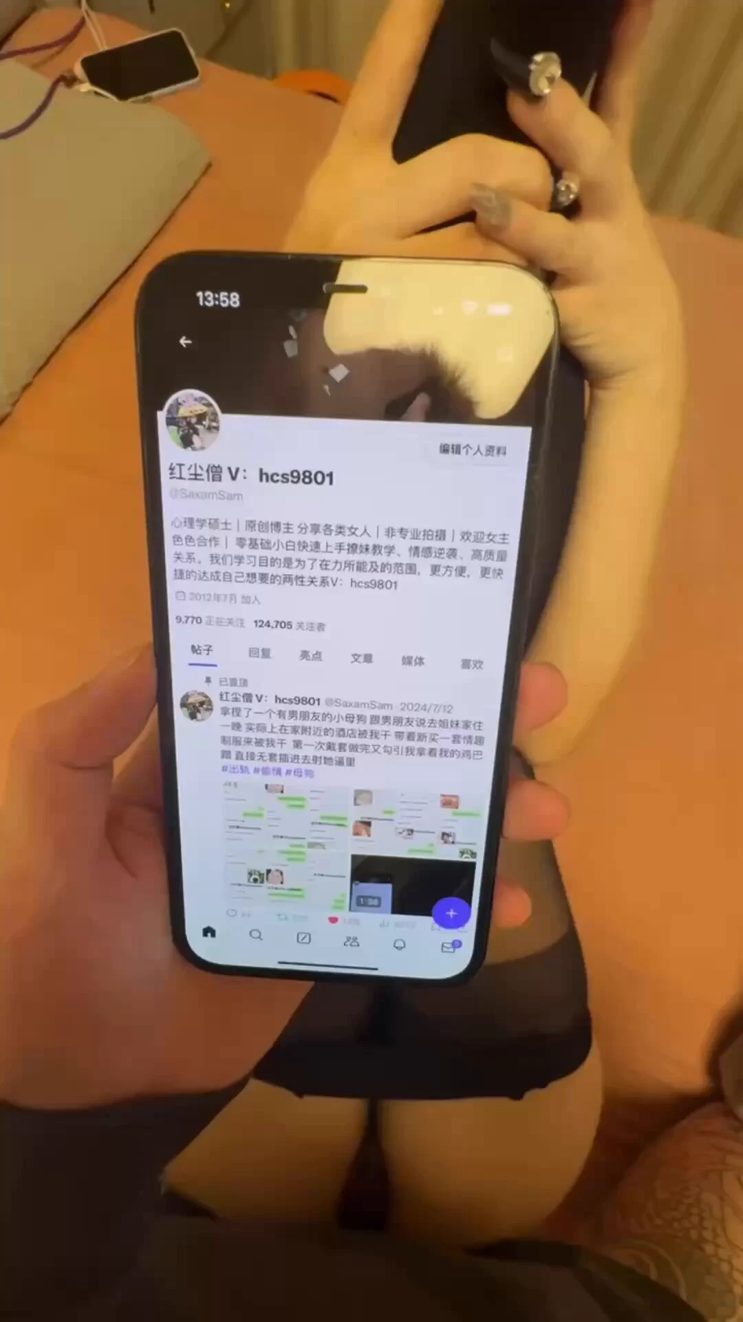 合唱团的一个妹子，朋友圈全是xxx的朋友学姐的演唱会，这个反差是真没看出来。一开始没想上，天冷了把我的欲望也冻住了，她说要回宿舍，没一会又回来了说宿舍大门锁住了，我怀疑自己在演戏。嘴巴上说自己是纯爱，屁股还是老实的撅着。 https://t.co/Cn0mF8ydxa