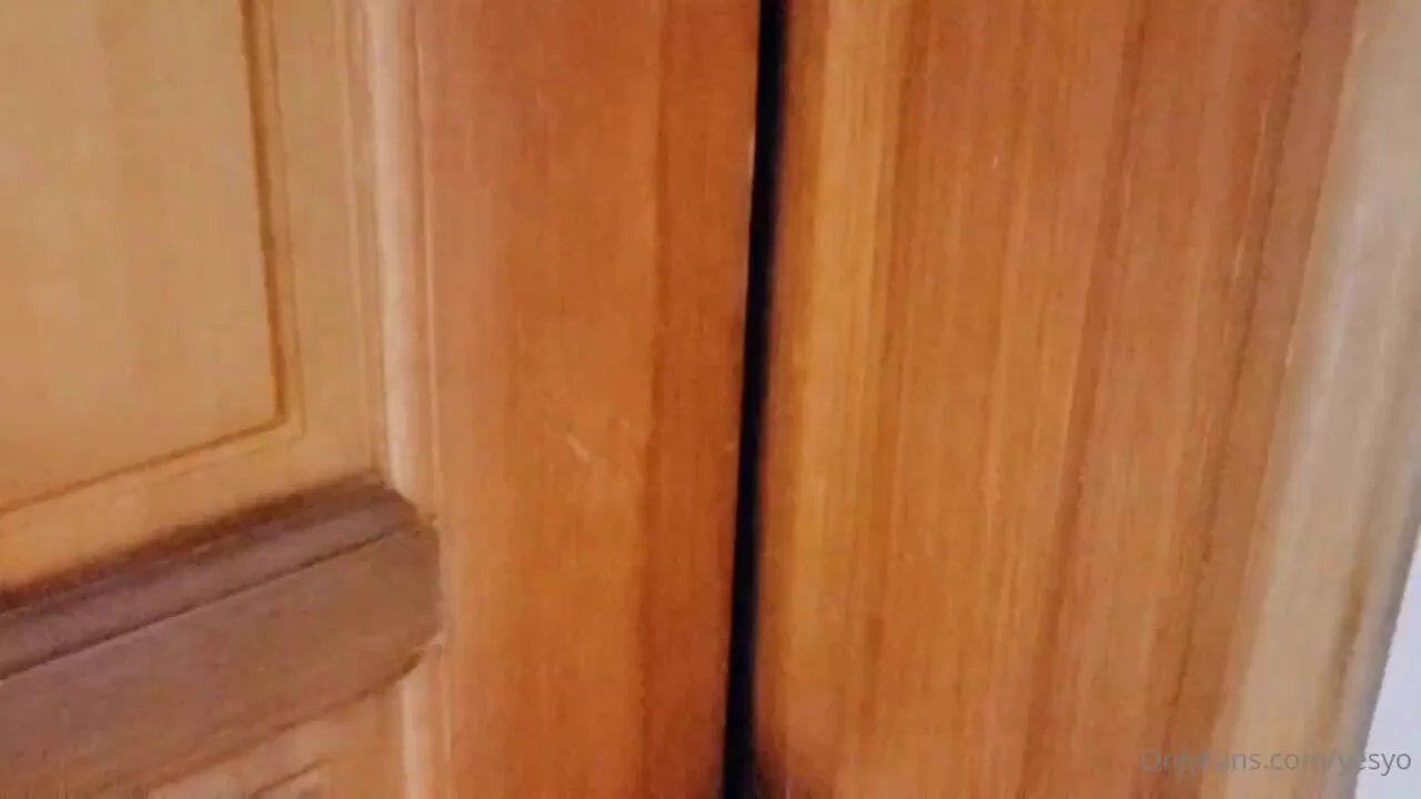 绿帽还没进门就听到老婆的浪叫，掏出手机拍摄，推开门就看到老婆坐在单男的大鸡巴上摇，单男和淫妻依然判若无人般的享受性交所带来的快感。直到最后才发现单男没带套，他直接把精液射精老婆的体内 @SexytoBaby@SexytoLady@SexytoDoll@SexytoGirl https://t.co/6rGrN3qD79