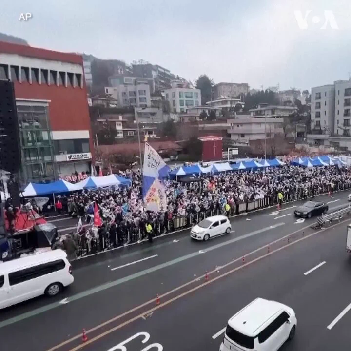 韩国总统尹锡悦的支持者和反对者1月6日在首尔市区分别举行大规模集会。此前，韩国高级公职人员犯罪调查处曾派人前往总统官邸，但未能逮捕尹锡悦。针对尹锡悦的逮捕令于1月6日过期。尹锡悦因去年年底宣布戒严而遭到弹劾。更多：https://t.co/TCMbO36STX https://t.co/t3JlEzkH3D