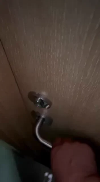 1月9号下午好兄弟们，想着更新点什么去电报群翻了翻，要不更新一下2023年第一次偷摸去大姐房间吧，我看了一下视频拍了20多分钟😂现在看来都有点搞笑，哈哈，我还不敢穿拖鞋走路，因为拖鞋走路有声音，光着脚进去的@DaFoer_ @UeeTuip @Daguidiyi @UeeDok @Fojiangnice @UeeWhy https://t.co/8gTBBh2HOw