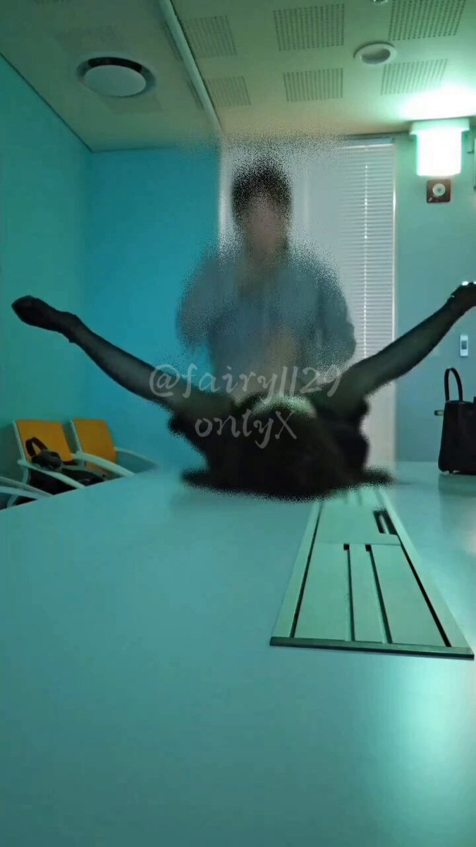 公司里人来人往
谁又能猜到会议室的桌子上有一只穿着黑丝高跟大张着腿的小狗正在努力忍住被抽插不叫呢？

@Daguidiyi @UeeDok 
@DaFoer_ @UeeTuip 
@Fojiangnice @18Shylie https://t.co/CBX4WDe3hW