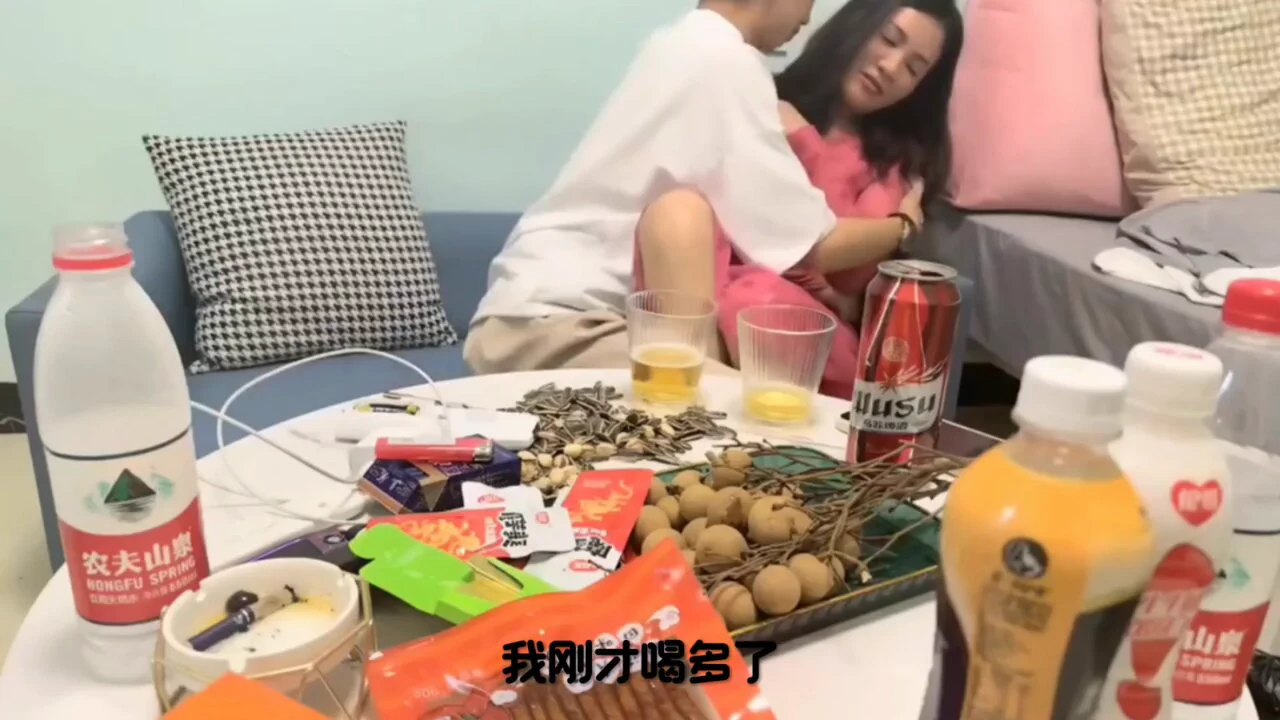 小伙假装富二代勾搭40岁的老阿姨，阿姨有点不胜酒力，没几下就多了，小伙把阿姨抱在怀里疯狂试探，开始时还一直拒绝，直到小伙掏出棒棒把塞在阿姨嘴里才老实，后来变得非常主动，最后还让顶着花心内射~完整版看一楼回复哈~https://t.co/eDknyLjxP4