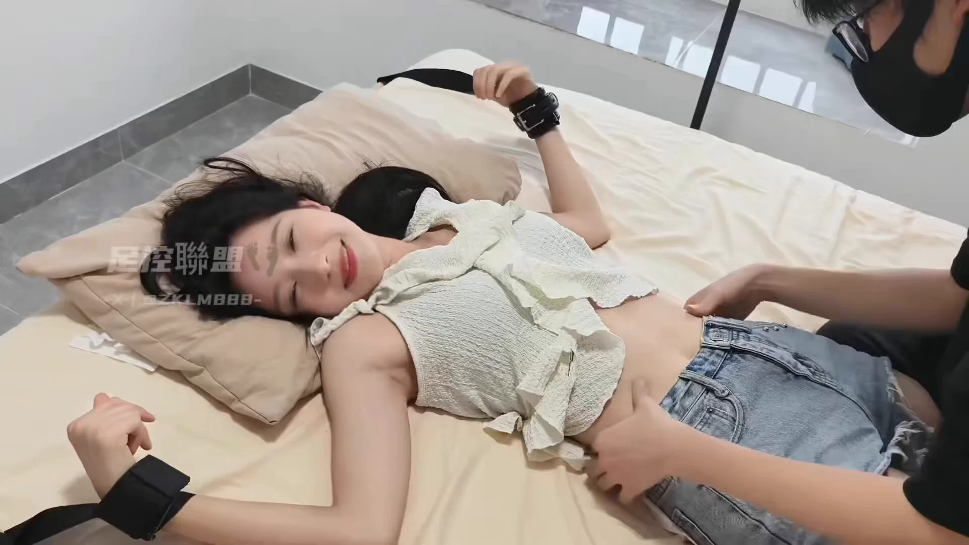 这种颜值的确值得上专业设备，剪辑这次也是用了心了，把妹子的表情都给兄弟们看的清清楚楚，是不是有一种超越性爱的刺激，完整版中还有妹子的自我介绍，全程更是玩弄调教了45分钟之久… https://t.co/sTX66GSnHZ