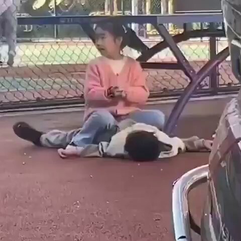 你是不是在家偷看到了什么？？？尤其那个撩头发……………… https://t.co/wt0B2DflxY