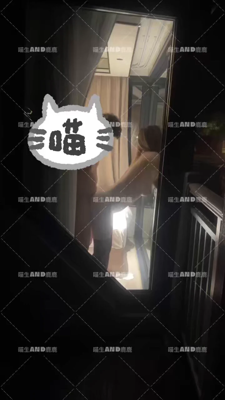 勇敢的人先享受鹿鹿~落地窗 湖边房 全景露出他在房间干鹿鹿 我在湖边看风景隔着一整个湖和那块什么都挡不住的玻璃看鹿鹿被不断转换姿势 偶尔全身颤抖此情此景真要叹一声 ∶ 爽（招募新年新炮友，夫妻情侣单男私）#落地窗 #露出 @tbzt2024 @007share @wqganenshi_ @006share https://t.co/UTNksYh0gS