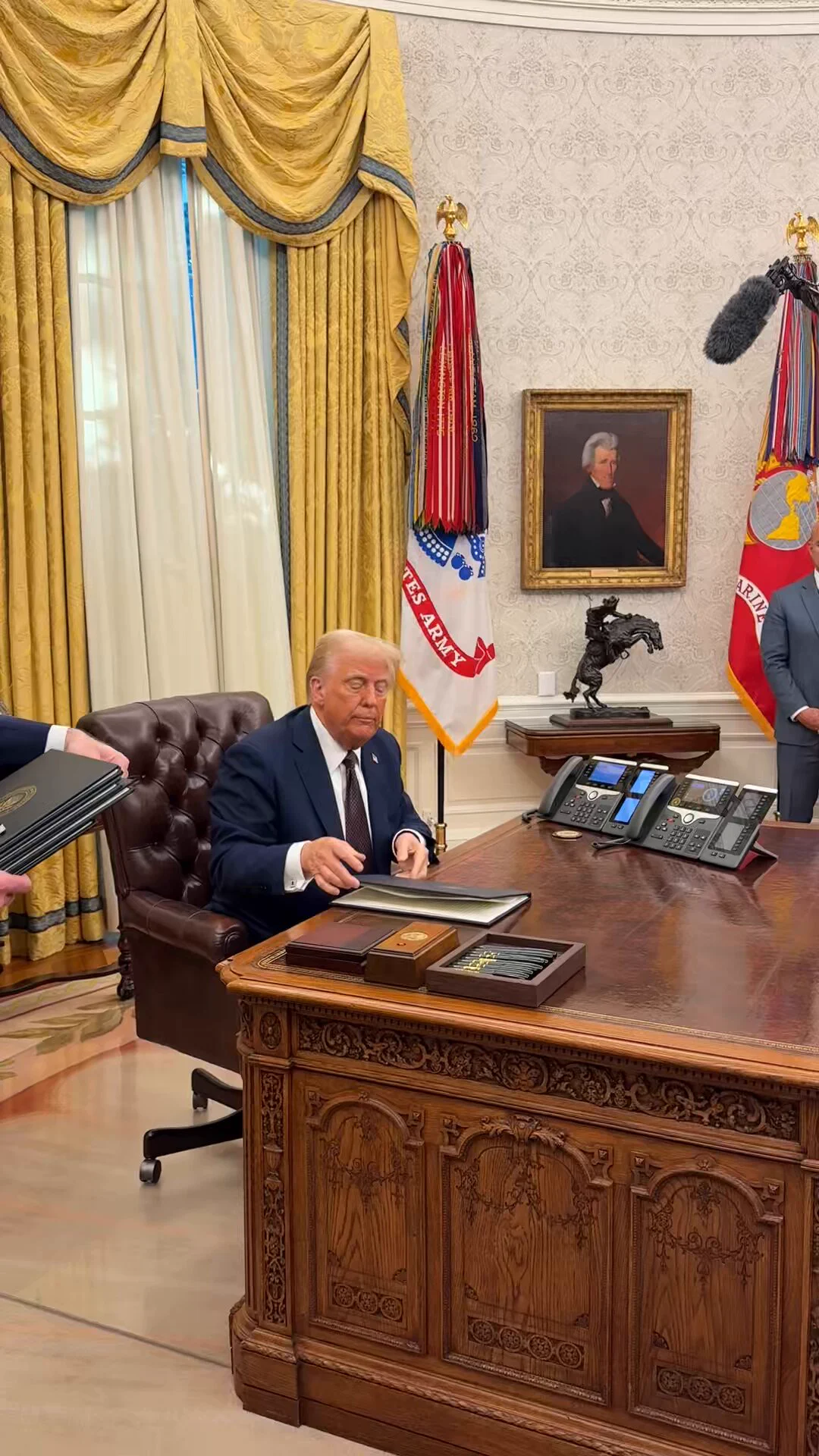 President @realDonaldTrump signs an Executive Order to declassify the JFK, RFK, and MLK Jr. files! https://t.co/BHHdjMLrl0