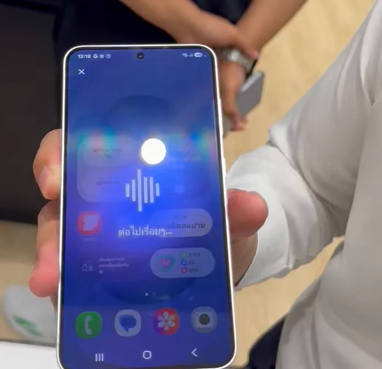 มึ้งงง กูไปลองเล่น Galaxy S25 Ultra ที่เซนลาดมา พูดในฐานะผู้ใช้ Siri มาตลอด เจอ Galaxy AI ไป กูแอบนอย 555555 หลักๆ ที่นี่ชอบมากๆ นะ 1. เรื่องถ่ายรูปหมู่ (หมู่ที่ไม่ได้แปลว่าเพื่อน 🤣)คือสมมุติถ่ายรูป 5 คน หลับตาไปแล้ว 2 แต่ชั้นไม่อยากถ่ายใหม่ เพราะรูปนี้กูปัง มึงเลือกหน้าใหม่ให้เพื่อนได้เลย ไม่ต้องถ่ายใหม่ Galaxy AI นางจัดให้2. เรื่องหาเพลง มึงจะฮัมแบบหลบลิขสิทธิ์แค่ไหน นางก็หาเจอ 55555 (ตามในคลิป)3. เรื่องถ่ายคลิปแล้วแยกเสียง นางแยก ได้ 6 ประเภท!! (เค้าแอบเครมว่าเจ้าอื่นแยกได้แค่ 3)ส่วนอื่นๆ จิปาถะ จะหาของจากรูป หรือ แปลภาษา Galaxy AI นางทำให้หมดอันนี้แค่คร่าวๆ นะ เพราะไปลองเล่นไม่ถึง 15 นาที มีคนต่อคิวรอเล่นอยู่ กูเพลินไปหน่อย 55555คือนางทำอะไรได้เยอะมาก กูนอยยย ทำได้เยอะไปป้ะ เริ่มหมั่นไส้ละ #GalaxyS25Ultra