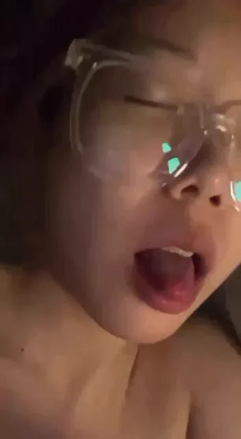 极品清纯反差小母狗，粉嫩小穴自动榨精 身材娇嫩 戴着眼镜做出发骚表情 只能用大屌来惩治更多母狗调教 身边人曝光 点进我主页电报投稿💌：@SexytoBaby@SexytoLady@SexytoDoll@SexytoGirl https://t.co/Z0ZPbYDpfK
