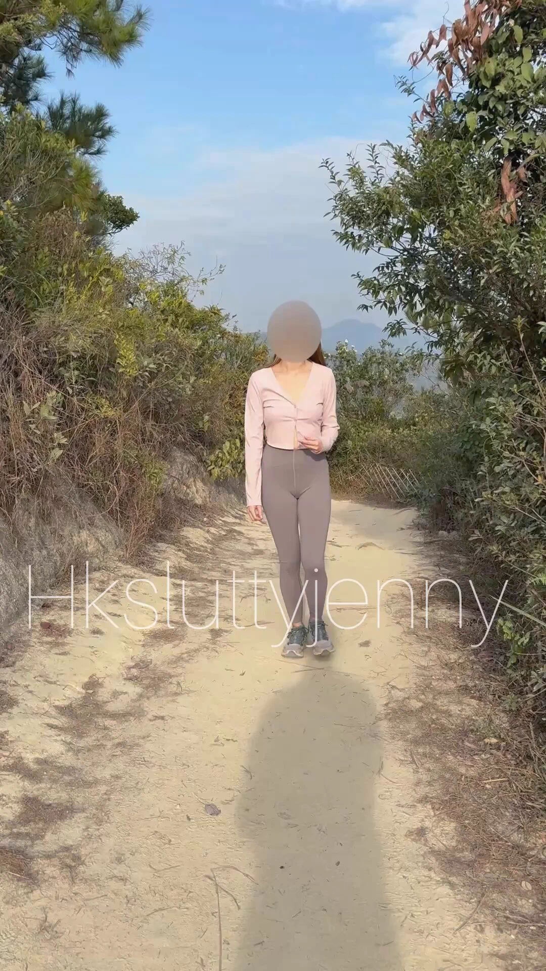 雖然平時行山多數都會着Sport bra, 不過唔着嘅話其實涼爽好多，又可以隨時拉起抖涼🤪 https://t.co/kh6xKrVH6L