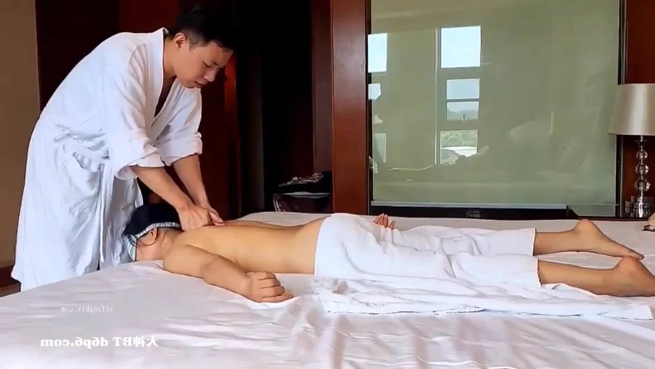 绿帽老公花言巧语把老婆骗到酒店做身体spa，全程矜持不敢多说话，做到私处护理受不了去厕所擦逼水。老婆第一次被小屁孩操了羞耻的不敢坑声下体却被干出白浆了，结合处清楚展示在面前，绿帽老公看的鸡巴充血，等待小屁孩射完，趁着滚烫的阴道继续刷锅一发！ https://t.co/W9DOkkuZoJ