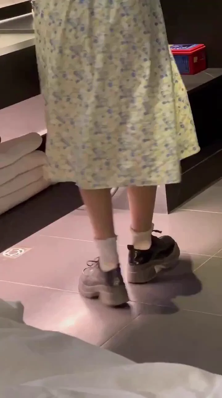 到底什么是爱情呢🤔温柔可爱的碎花裙女大背着男友和学长偷偷出来啪啪，还被询问“我的大还是他的大”被疯狂后入大喊“快要被爸爸肏死了！”最后竟然还全部射进去了🥵更多高清完整版 更多精彩视频任你狂欢 观看完整版🎬请移步评论区有联系方式👇👇👇 https://t.co/4TrZsQjSs5