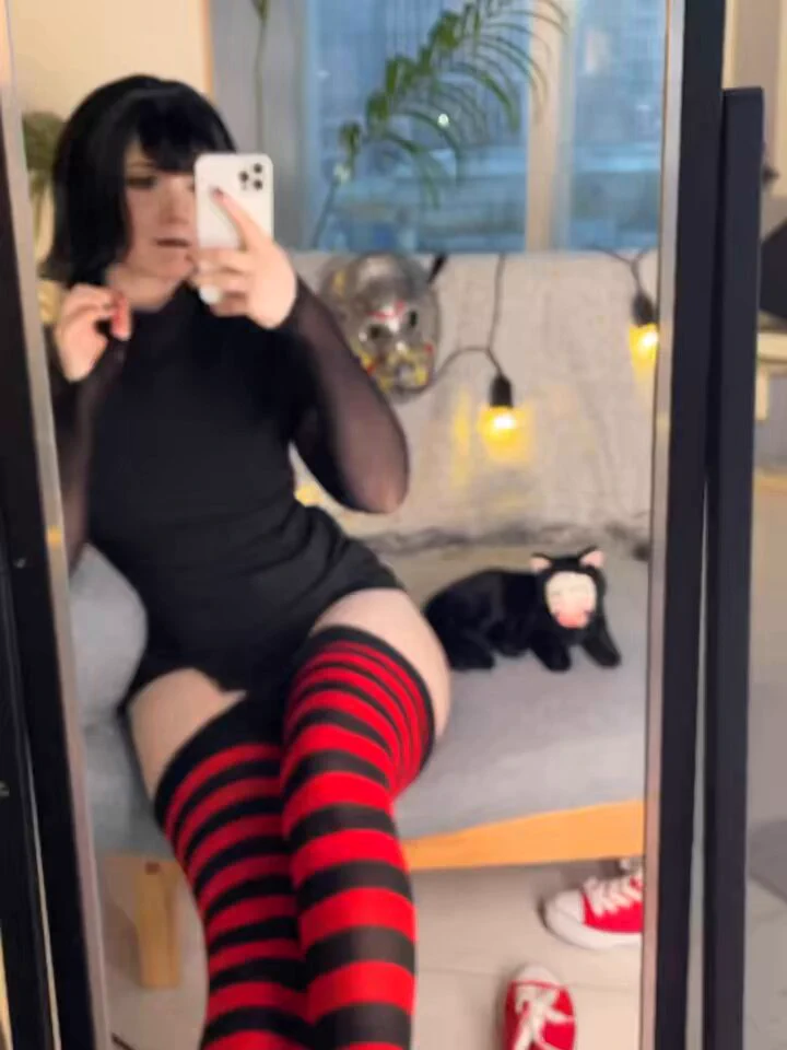 Mavis is a little hungry… Who should I bite? 🧛‍♀️🩸😏 https://t.co/NNVDuhmTsi