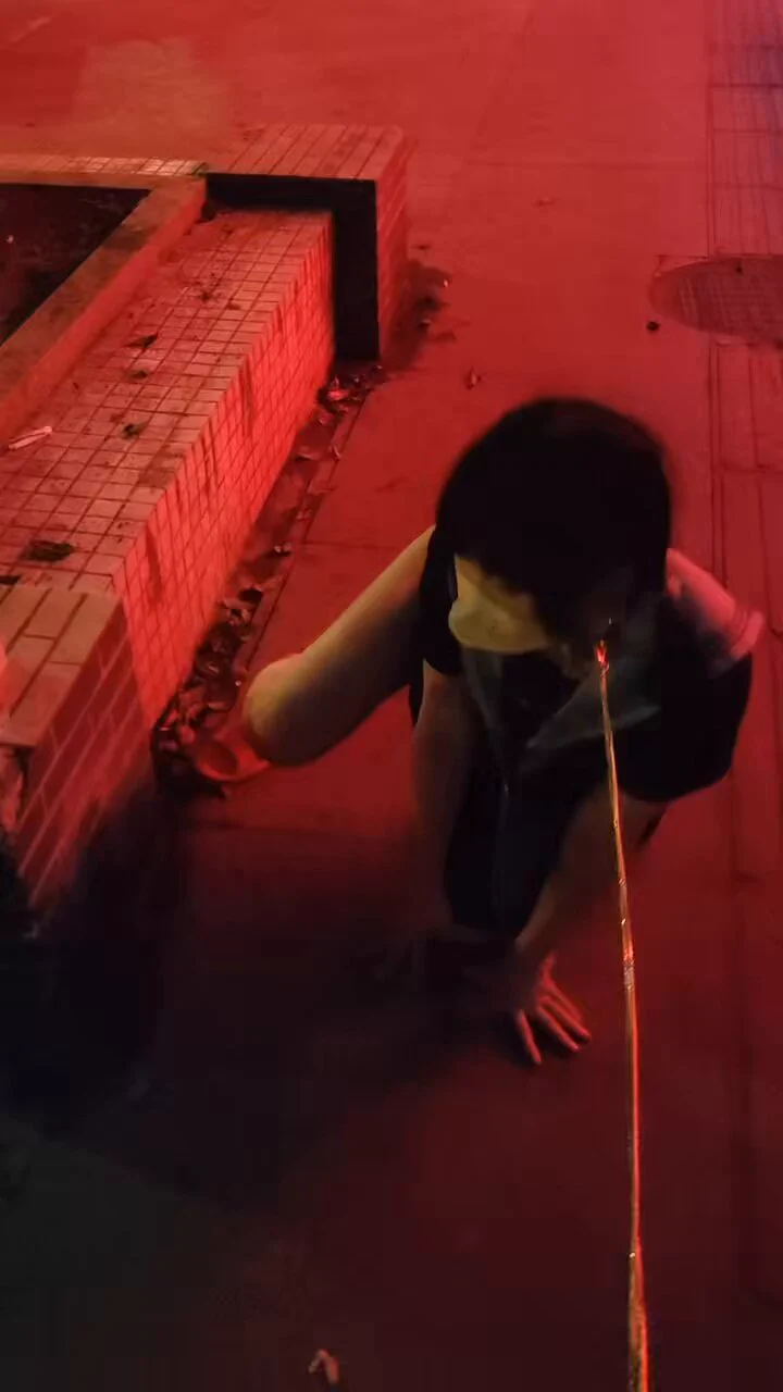 被爸爸带出门遛弯了～还被牵着爬去网吧买了饮料TT 前台的小哥哥都盯着下面qwq 不敢看他们 然后被爸爸牵走惹 出门紧张的原地撒尿@luchu888 https://t.co/kfVEG4pN2d