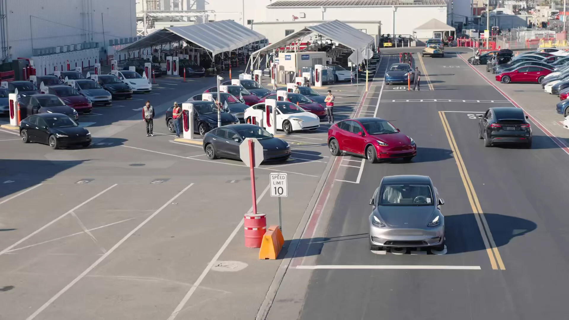 Teslas now drive themselves from their birthplace at the factory to their designated loading dock lanes without human interventionOne step closer to large-scale unsupervised FSD https://t.co/Aj6dHsLaRO