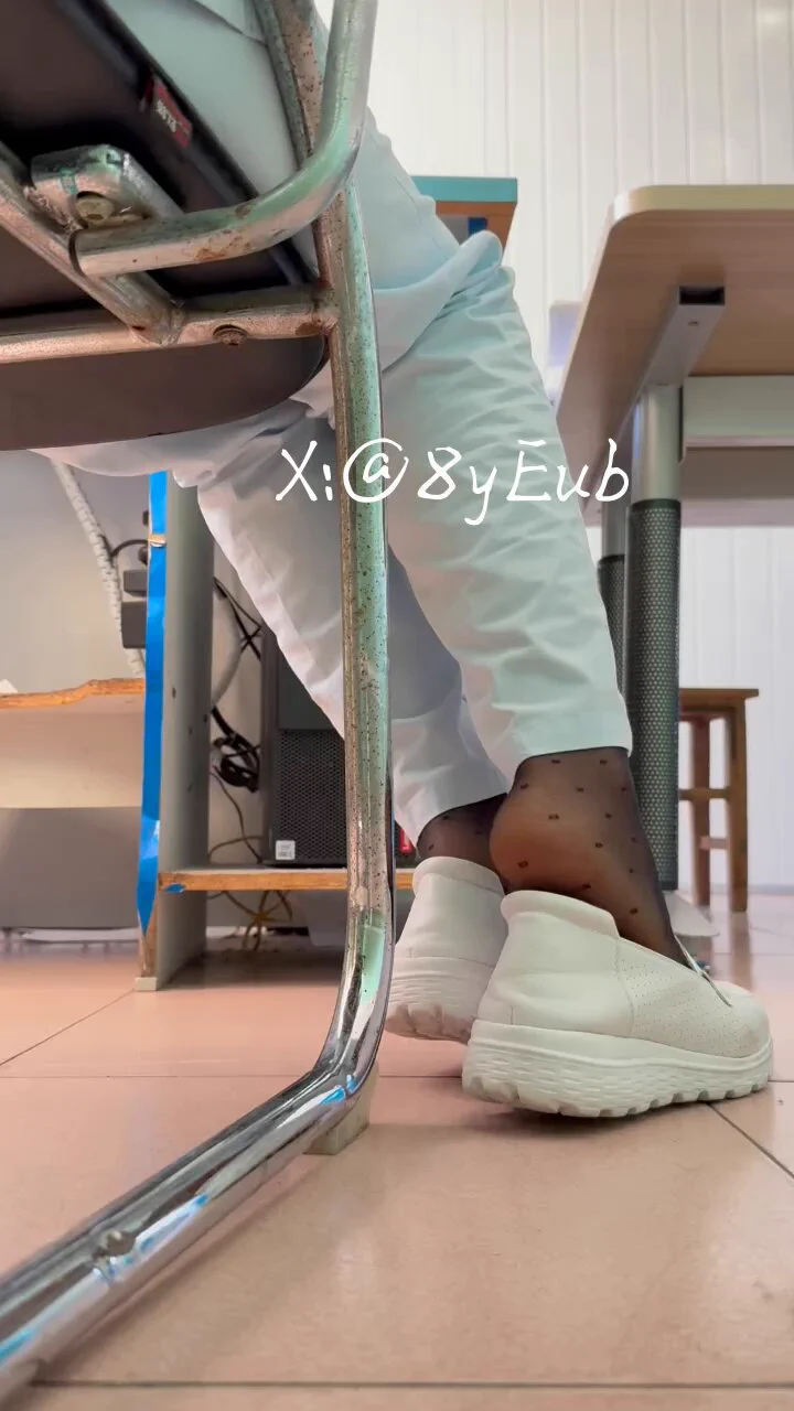 新年快乐🍾️送你一口闷骚的工作日🦶 https://t.co/eRlbR3M0Yl