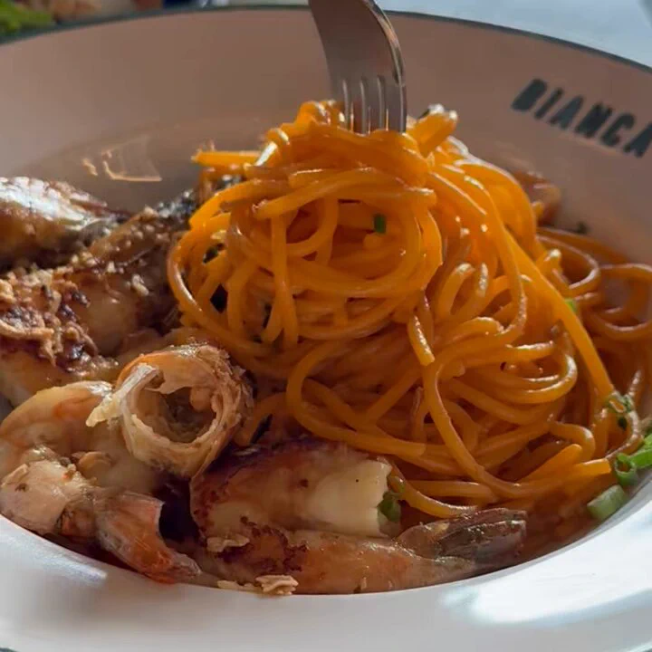 `♡🍝 จะวาเลนไทน์แล้วว ใครมีแพลนไปเดทกับแฟนที่ Bianca แนะนำให้จองร้านก่อนนะ ถ้าใครกะวอคอินคือรอเป็นชั่วโมง บรรยากาศดี อาหารอร่อย พาสต้าคือเต็มสิบบเรามีวิธีการจองโต๊ะแบบชัวร์ๆ ไม่ชาร์จ ไม่บวกเพิ่มมาฝาก นี้ก็พึ่งรู้จัก GrabFood Dine Out Deals คือนางสามารถจองร้านเริสๆ ได้เยอะมาก ง่ายแถมคุ้มอีกตั้งหาก