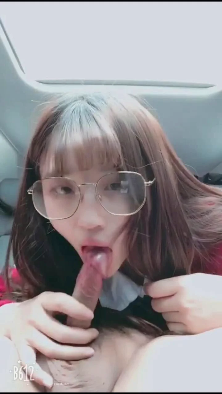 极品反差眼镜婊，还在车里就迫不及待的吃起了哥哥的大鸡巴投稿💌：@SexytoBaby@SexytoLady@SexytoDoll@SexytoGirl https://t.co/VrWBPDjn4u