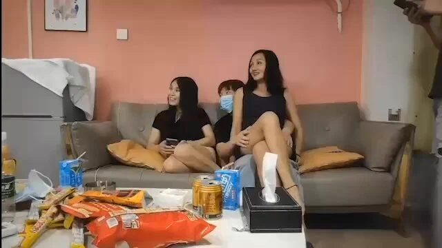多人群交 有点年纪的美熟女才玩的开，国语骚话对白~ （关注本号持续发布淫妻视频～）https://t.co/K0tBXhku3z