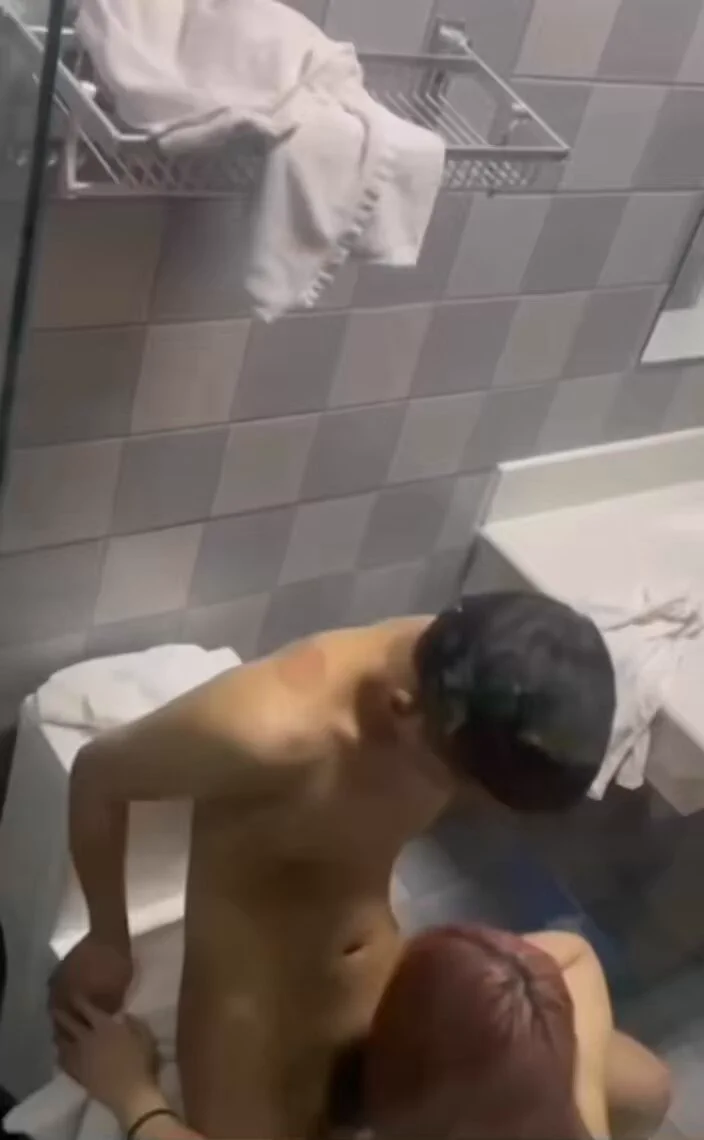 韩风美少女 趁着男友睡了 跟男友兄弟在厕所疯狂开火 抬着🦵 死命操(戳我主页电报 更多精彩👈)投稿💌：@SexytoBaby@SexytoLady@SexytoDoll@SexytoGirl https://t.co/ODG0c075nj