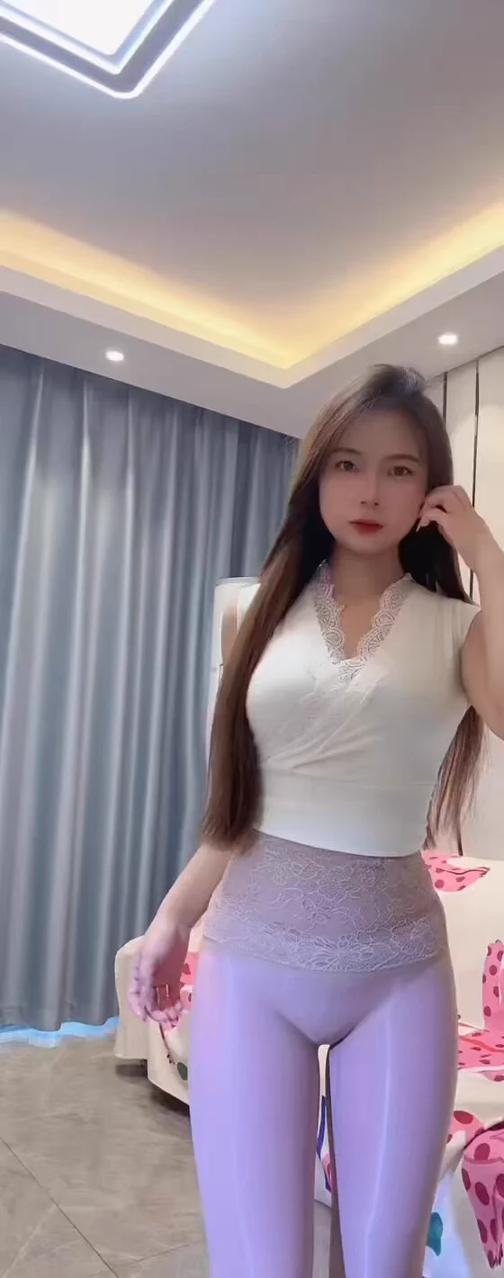 粉粉的瑜伽褲 真的很有肉感🥵🥵 https://t.co/wY5sERIMpq
