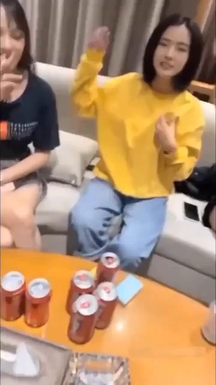 喝技校妹妹们玩猜拳游戏，输一次脱一件，脱完要是被我逮住，可就遭老罪了！哥们作为最后的赢家，直接挨个儿打针，腿都干的打摆子。更多精彩@llAVshequ完整版限时免费观看👉 https://t.co/UoSyPeAcS4（如果链接打不开请复制到浏览器打开）搜索关键词：猜拳、划拳、游戏 https://t.co/h71aRbmvGa