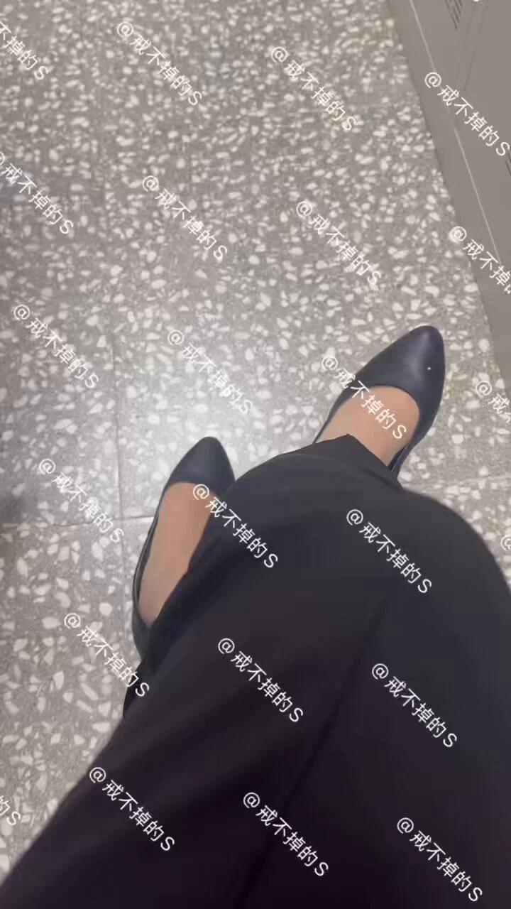 #专柜丝袜 #原味丝袜 新年第一批极品肉丝🐔套子，来自温泉酒店接待，不管外面有多冷店里永远是热乎乎的，当然穿了丝袜的丝袜脚也是湿乎乎的。拍照的时候还问我戒不掉的s是啥，我说确保真实性，妹子疑惑道这要啥真实性哈哈哈，随后走了让她给我拍秀丝袜脚的视频，开发的很听话，别问视频不卖视频只出丝 https://t.co/XVHqfSc7mb