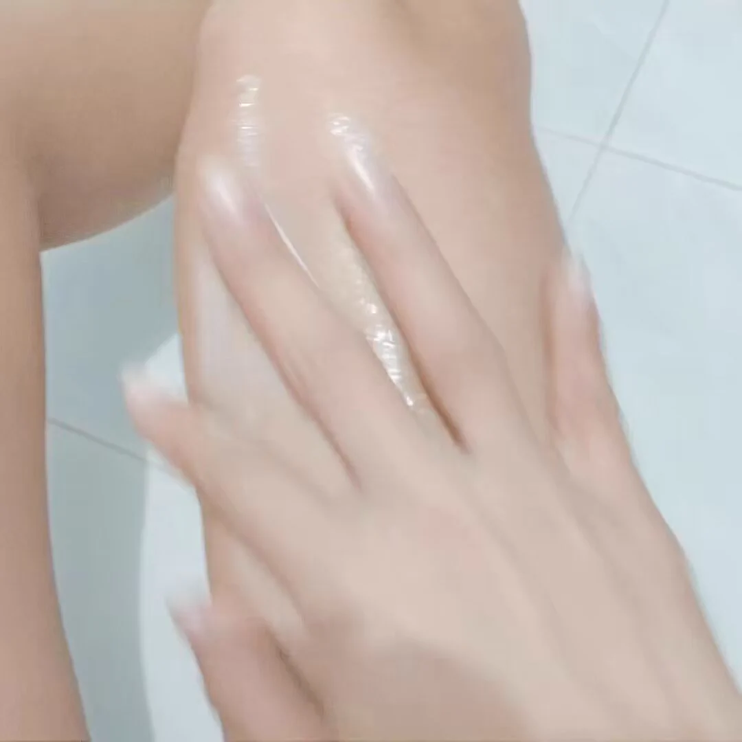 บอกต่อ โลชั่น ที่ใช้อยู่ช่วงนี้ แล้วผิวสว่างขึ้นจริง Spotless Body Lotion ตัวนี้เลย เค้ามีสารไทอามิดอล สารไบรท์เทนนิ่งตัวดังที่ช่วยยับยั้งรอยดำที่ต้นตอ เราใช้มาตอนนี้ได้ 1 เดือน จากผิวที่ดูหมองคล้ำ มีรอยดำกร้าน ตรงหน้าขา  ดูสว่างสม่ำเสมอ สีผิวเท่ากันแล้ว ผิวยังชุ่มชื่นขึ้นด้วย ทาแล้วซึมไวไม่เหนอะหนะ  เราเอามาทาก้นด้วย ตอนนี้รู้สึกก้นใสขึ้นมาอีก ชอบ มาก แนะนำเลย #ดีต่อใจ #EucerinThailand #โลชั่นผิวขาว #ไทอามิดอลบอดี้โลชั่น