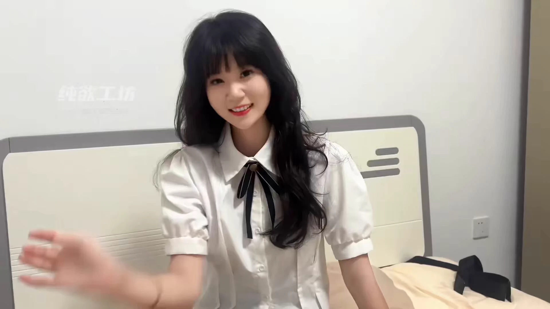 妹子都快被折磨疯掉了，五官真的太精致了，明明文文静静的女孩子，遇上我们的酷刑也不得不仪态全失啊，闺蜜也是一点都不手软啊，不怕都会上我们的刑架的，全程62分钟内部群后续更精彩… https://t.co/56WVGvMC3c