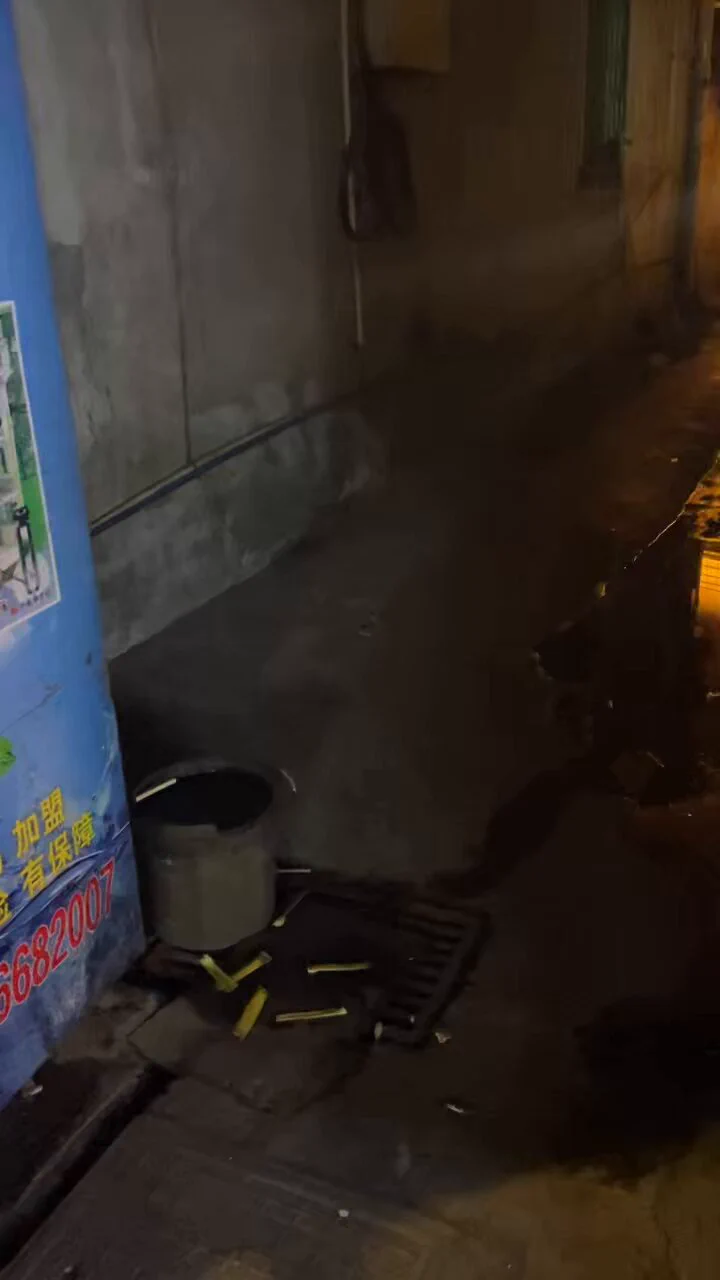 #湖北 #武汉 #站街 #快餐 贸易路中段上坡跟下坡交界那个十字路口，有个湘西妹，皮肤又滑又白，声音很温柔，过程中全裸抱得紧紧的，叫床声很刺激，爽，贸易路两边有数量不少的小姐姐，质量还不错，有个妹子，微胖，身材很好，很温柔，声音特别好听。不过那边有一说一环境太差了.. https://t.co/JlCgqzpPnk