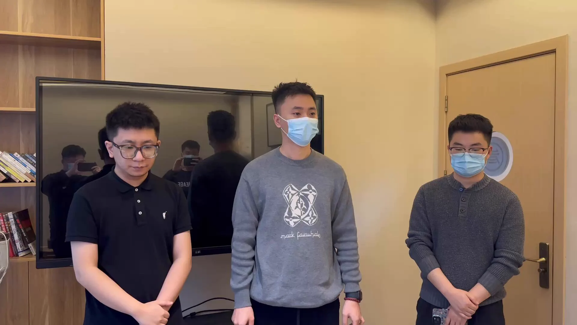 转发评论此条抽奖一万美元，我这几年已经说了很多次了一但翻身绝对帮助有困难的粉丝，四年了负债2个亿今年终于爬起来了，今天打响了币圈革命第一枪！捐助了这个癌症粉丝40万人民币，这四年我被无数次耻笑，被全网写稿子黑，我身上自残的疤痕不下百道，老微博被封老推特被封，好像有一张无形大手想把我赶尽杀绝！但是我扛下来了！没死掉，没有辜负所有的凉家人 我是这个市场最强的，总有傻子拿利弗莫尔跟我比，他算个鸡吧？他一个运气好做空的人，我是多空双吃，无数次起死回生，我这四年有一堆机会割韭菜，如果我发币，以我的知名度瞬间募集几个亿，但我没有这样做，我要是靠最难的合约期货站了起来！因为我是这个市场最强的王者！21年我为啥亏完了？因为被女的影响了，所以影响交易，如今25年我吸取教训不被女人影响，我变性，吃激素药，让自己丧失性欲，我将成为世界上最强的交易员！没有之一我他妈小学就山东省游泳冠军，我他妈英雄联盟超凡大师，被我的蠢逼父母抓进去戒网瘾学校；导致我耽误了游泳耽误了游戏，18年王者荣耀巅峰赛前三，我他妈14岁就玩互联网，到现在22岁，我他妈本来就是站在市场顶端的男人，我有时候真的很不爽，我那么强的人，我又被一群蝼蚁嘲讽四年，我本来就是属于最顶尖的人，如果不是傻逼父母，早你吗lol打世锦赛去了，早你游泳参加奥运会去了比特币2008年被发现，区块链技术应用于全球，这些年交易所把比特币的名声搞臭了，他们肆无忌惮割韭菜，凉兮将带领凉家人掀起一场币圈革命！未来三五年内我要赚百亿，如果有哪个交易所敢割凉兮韭菜，凉兮立马呼吁全球全球所有凉家人进行提币，瞬间百亿美元提币，把交易所干挤兑，干破产，可能有些人就觉得很搞笑，不可能实现，但是谁能想到我被骂了能么多年也翻身了？这不也实现了吗？任何事情都有可能实现！干掉交易所，让币圈再次伟大！