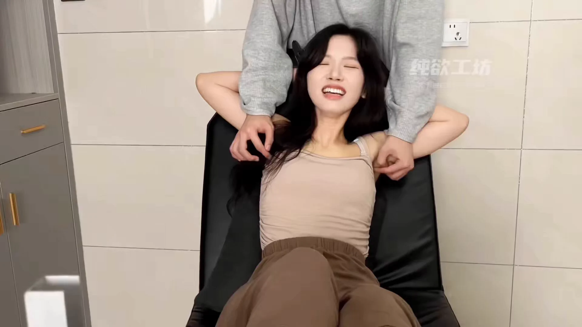 叫的有点大声，建议音量最低，颜值不错的妹子，就是被我开发有点失态，不要说奈奈真的很坚挺，到底是原装的，后面也慢慢变得主动… https://t.co/O0F8dgv4hz