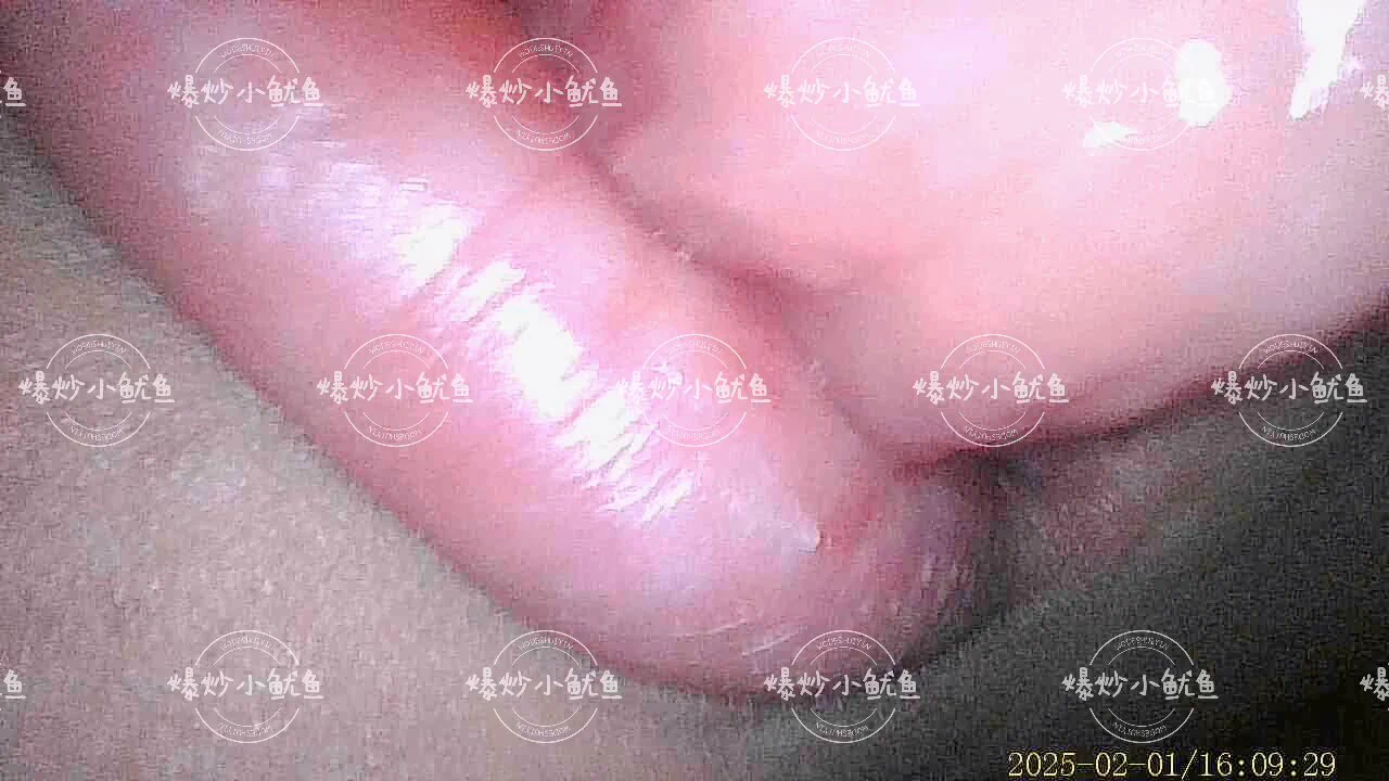 🌸鱿鱼短篇小说第二季第2集来咯🌸👏🏻👏🏻先投个稿。。投稿💌：@SexytoBaby@SexytoDoll@SexytoGirl@SexytoLady🌸～外星神秘触手虫入侵地球～🌸 ✨第二天中午~鱿鱼小姐陷入午睡，唇微微张开，缓缓的呼吸带动着微热的气流进出她的口腔。触须们等待的就是这一刻😍 ✨一根细小的触须缓缓靠近她的嘴唇，冰冷而滑腻的触感悄然贴上柔软的唇瓣。起初，它只是沿着唇纹轻轻摩挲，像是在确认这层屏障的质地，感受唇部的微妙湿润。片刻之后，它找准缝隙，缓缓滑入，触碰到鱿鱼小姐的牙齿，牙齿坚硬光滑，触须像水中的藻类一般贴伏在釉质表面，顺着牙缝一点点滑动，探测着每一颗牙齿的形状与排列方式。👅 ✨一根更长的触须则顺势深入，滑过舌尖，感受着舌苔上微微粗糙的突起。舌头湿润、柔软，带着微妙的温热，触须轻轻缠绕其上，像是要将这条柔软的肌肉结构握在掌心。然而，鱿鱼小姐的舌头本能地微微挪动了一下，像是要驱赶不知名的异物。触须立刻变得更谨慎，等待她重新放松后，才继续探索更深的区域。🤫 ✨它开始向口腔内部滑行，绕过舌根，感受着舌根下方更为光滑的口腔底部。这里的黏膜温暖湿润，触须轻轻按压，能感觉到下方血管的微弱搏动，仿佛一条藏在深处的伏流。它沿着舌根继续深入，逼近咽喉的入口。👄 ✨咽喉是一个神秘而敏感的地带。触须小心翼翼地靠近，微微探入会厌附近，感受着这里的肌肉因呼吸而产生的细微起伏。咽喉内壁的褶皱让触须微微停顿，它轻轻贴上去，顺着褶皱缓缓滑行，像是在描绘这条通道的轮廓。它能感受到微小的吞咽动作，感受到气流的变化——每一次呼吸，都会让喉腔轻微收缩，像是在无意识地排斥入侵者。🫣 ✨触须似乎对此着迷了。它缓慢而坚定地深入咽喉，感受着周围肌肉的温暖包裹。喉咙深处的温度更高，湿度更大，黏膜像绸缎一样柔滑，随着触须的入侵，微微颤动。它试探性地往更深处推进，甚至触碰到了食道的入口。但鱿鱼小姐的身体似乎有所察觉，喉头微微收缩了一下，带来一丝窒息感，促使她的舌根本能地向后抵去，像是在尝试把异物推出去。👅 ✨触须迅速缩回一些，安静地停留在舌根附近，等待这股抵抗感消散。它并不急于侵占，而是更像一个耐心的观察者，在探索这具身体的秘密，耐心的等待着下一次深入的机会。 (未完待续……)