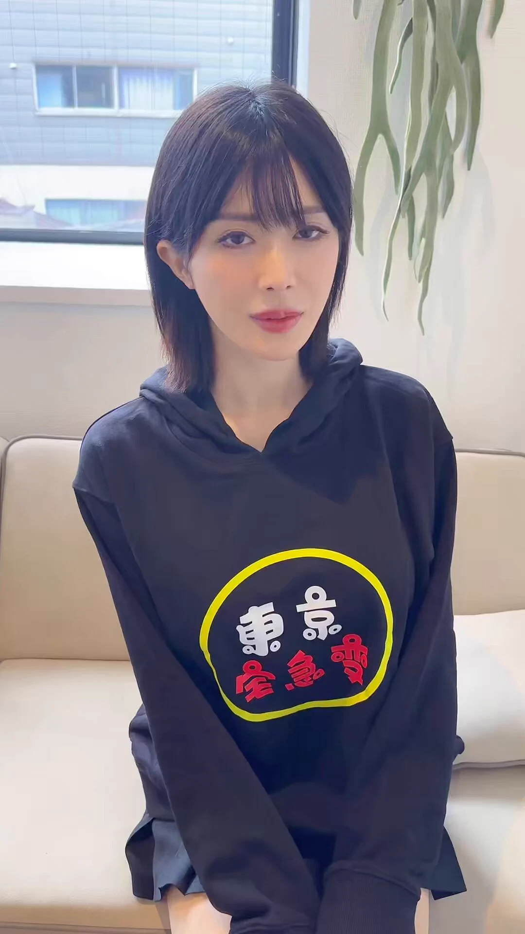本日、またまた辻井ほのかさんと動画撮影でコラボさせて頂きました👏@tsujiiHonoka 本日より10日間TikTokでコラボ動画を投稿します！実物メリハリボディが凄すぎる辻井さん、演技も上手で楽しい動画となってます☺️東京宅急変▶︎https://t.co/ftwEI5dorK☝️フォロー宜しくお願いします#女優　＃東京宅急変　#辻井ほのか
