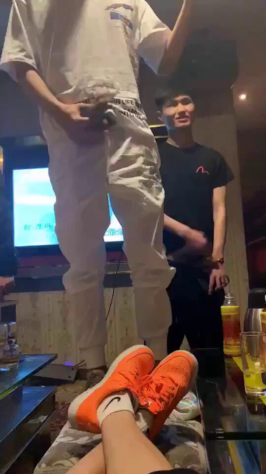 灯红酒绿的男模场，玩的是真花有钱真好 https://t.co/bEHg7gttil
