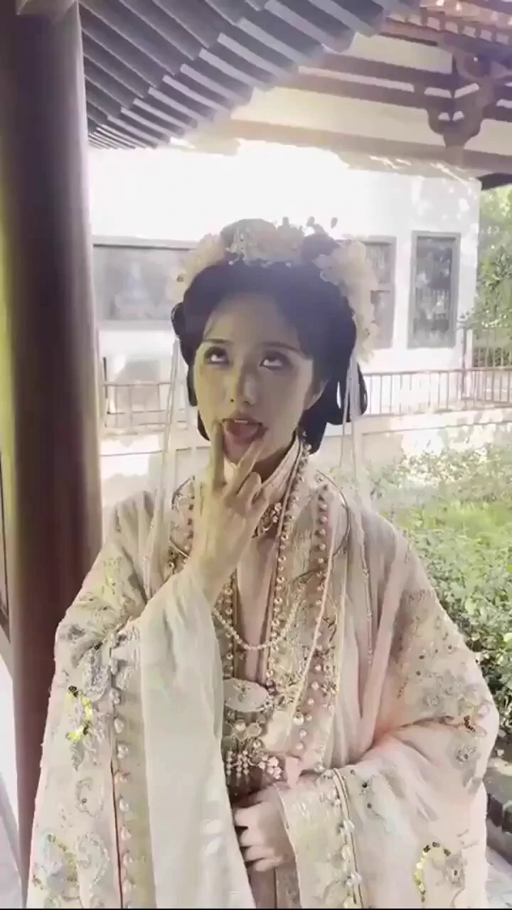 回顾经典—2023年两大重磅P1:古装大V焕儿！没有人不认识吧？白天的清纯女神~晚上的反差母🐶！P2: 张sir被肆意调教的样子真是太反差了🤤实在是百看不腻啊🤤本视频及更多精品在萝莉岛影视获取，下载方式见评论区👇👇 https://t.co/wkQ6URLCGt