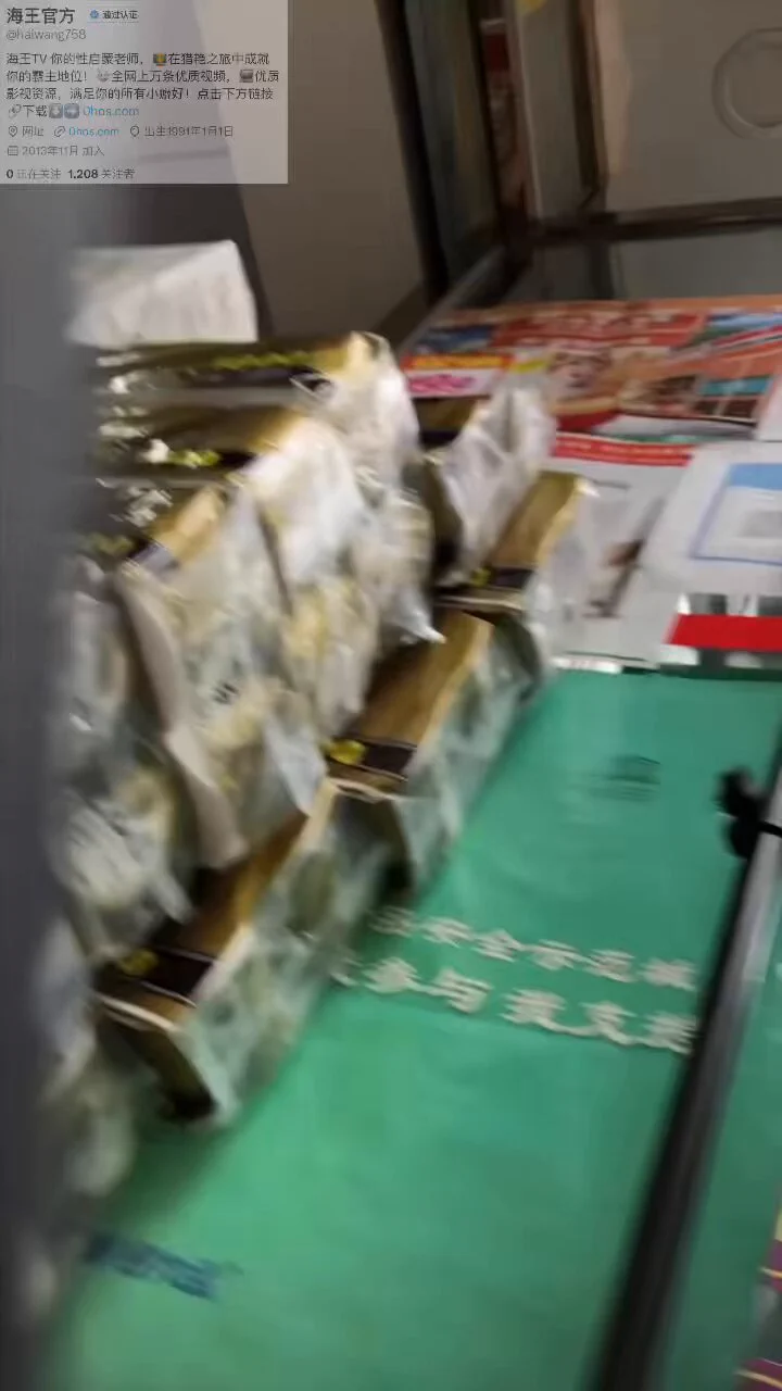 “裙底无内封神作品”大神的镜头都快顶到嫩逼上了！嫩逼毛挂的可干净，给大神看的都饥渴了！完整版6分钟，这里放不下，我发在评论区，各位朋友自取哦 https://t.co/nKDfFnMjtA