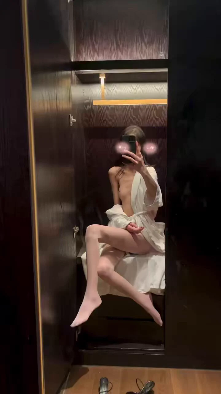 今天的门槛哥比我大二十多岁，不对 得叫门槛叔了，还让我穿白色丝袜，这么幼也下得去手么@KawasawaSen@ToBulma @ToBulaer @BulmaList https://t.co/0ZF5iKmDJC