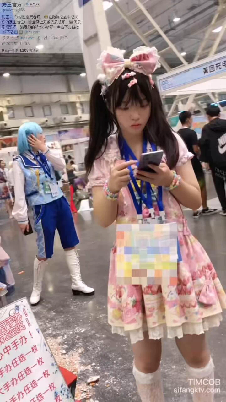 “漫展无内精品”双马尾小美女追求极限刺激，不穿内裤到处接单，骚穴清晰可见！毛发旺盛，淫水四溢！最后屁眼都快顶在镜头上了！完整版15分钟，这里放不下，我发在评论区，各位朋友自取哦 https://t.co/fsHpDZgwqU