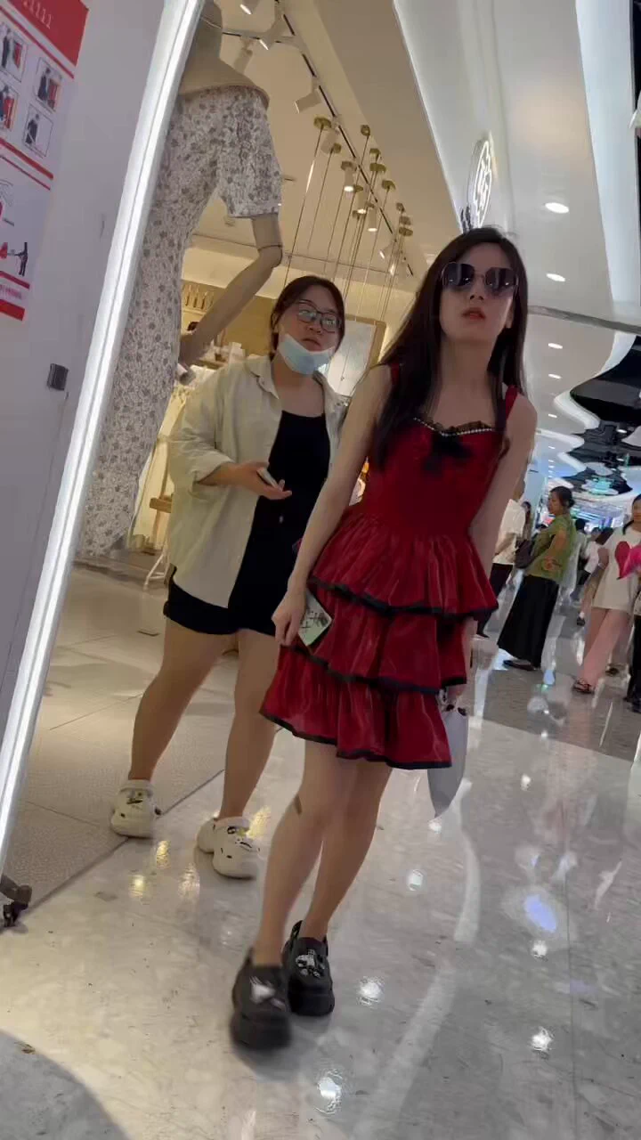 “年度精品”极品美女无内逛街，大神极限距离贴b拍摄！骚逼淫水外流！完整版13分钟太长了，这里放不下，我发在评论区了，各位朋友自取哈 https://t.co/PdN8upZ6mF
