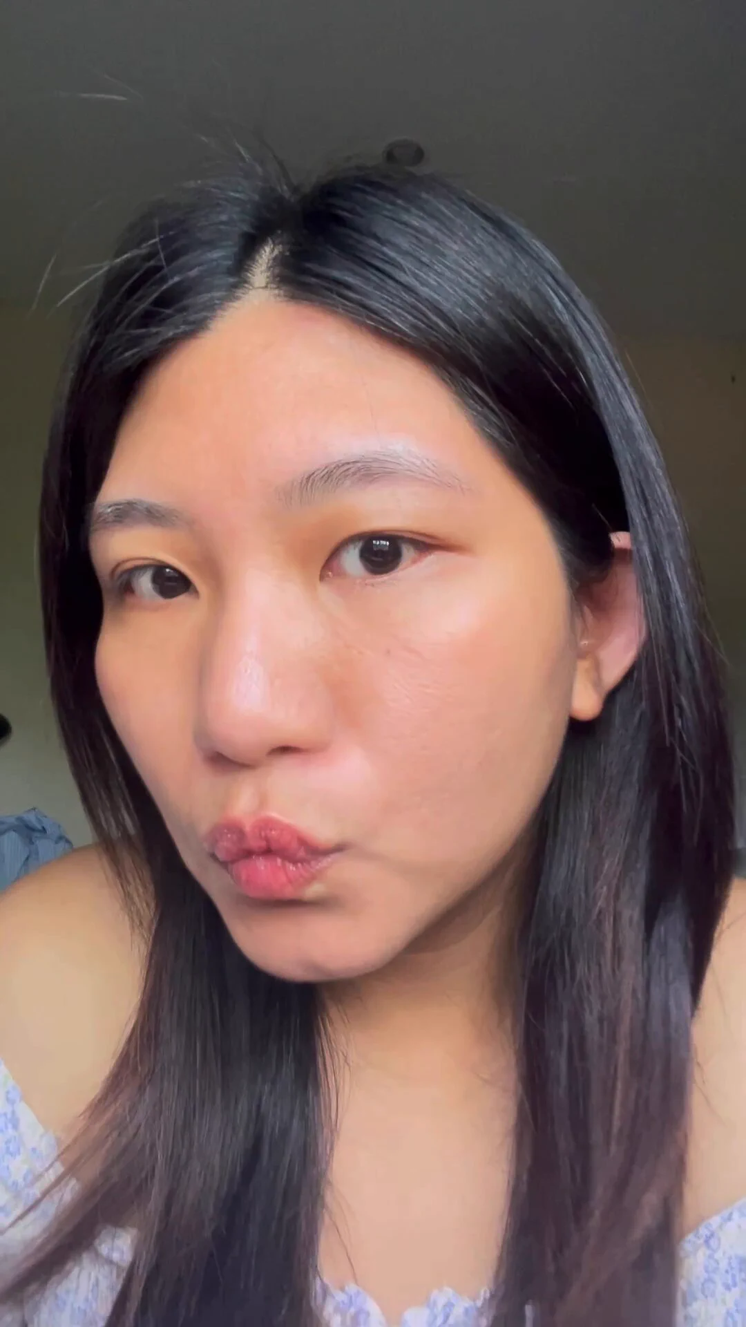 มอนิ่งเซ็ตหน้าไบร์ทแบบง่ายๆจาก Glad2Glow 💗🌞จริงๆเราใช้ตัวมอยซ์ทับทิมหมดมากระปุกนึงแล้ว หน้าไบร์ทขึ้น มี Niacinamide 5% เนื้อเบาๆซึมง่ายมาก พอมาเจอ tone up ลิ้นจี่ปรับสีผิว SPF30 PA++เนื้อดีไม่วอก ใช้คู่กันก่อนกันแดดแต่งหน้า พูดเลยว่าเป็นการเตรียมผิวที่ดีชุ่มชื้น ในราคาเบาสุดๆ ✅